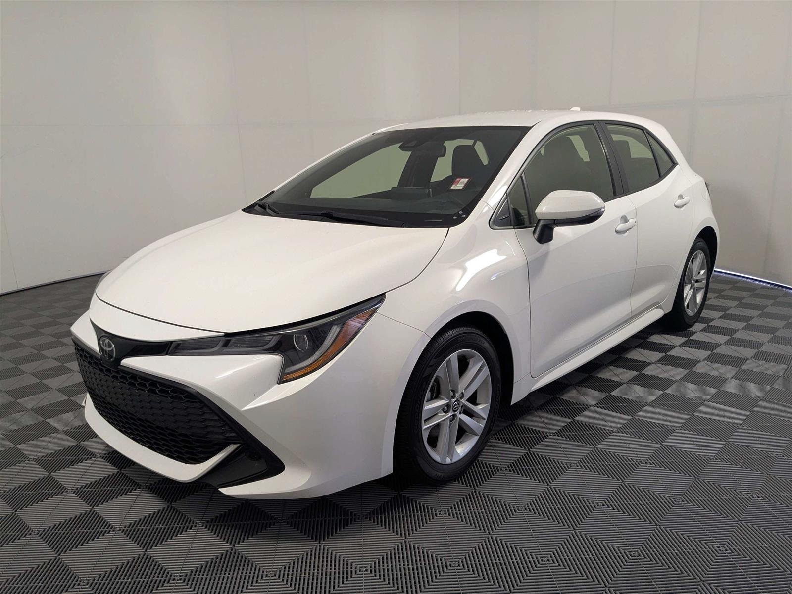Certified Used 2022 Super White Toyota SE image 2