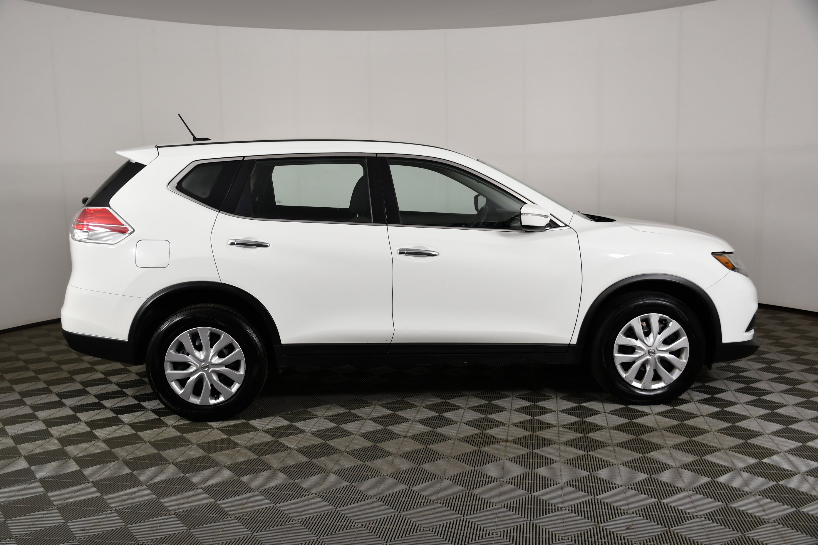 Used 2015 Glacier White Nissan S image 5