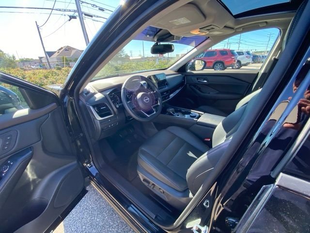 Used 2023 Super Black Nissan SL image 16