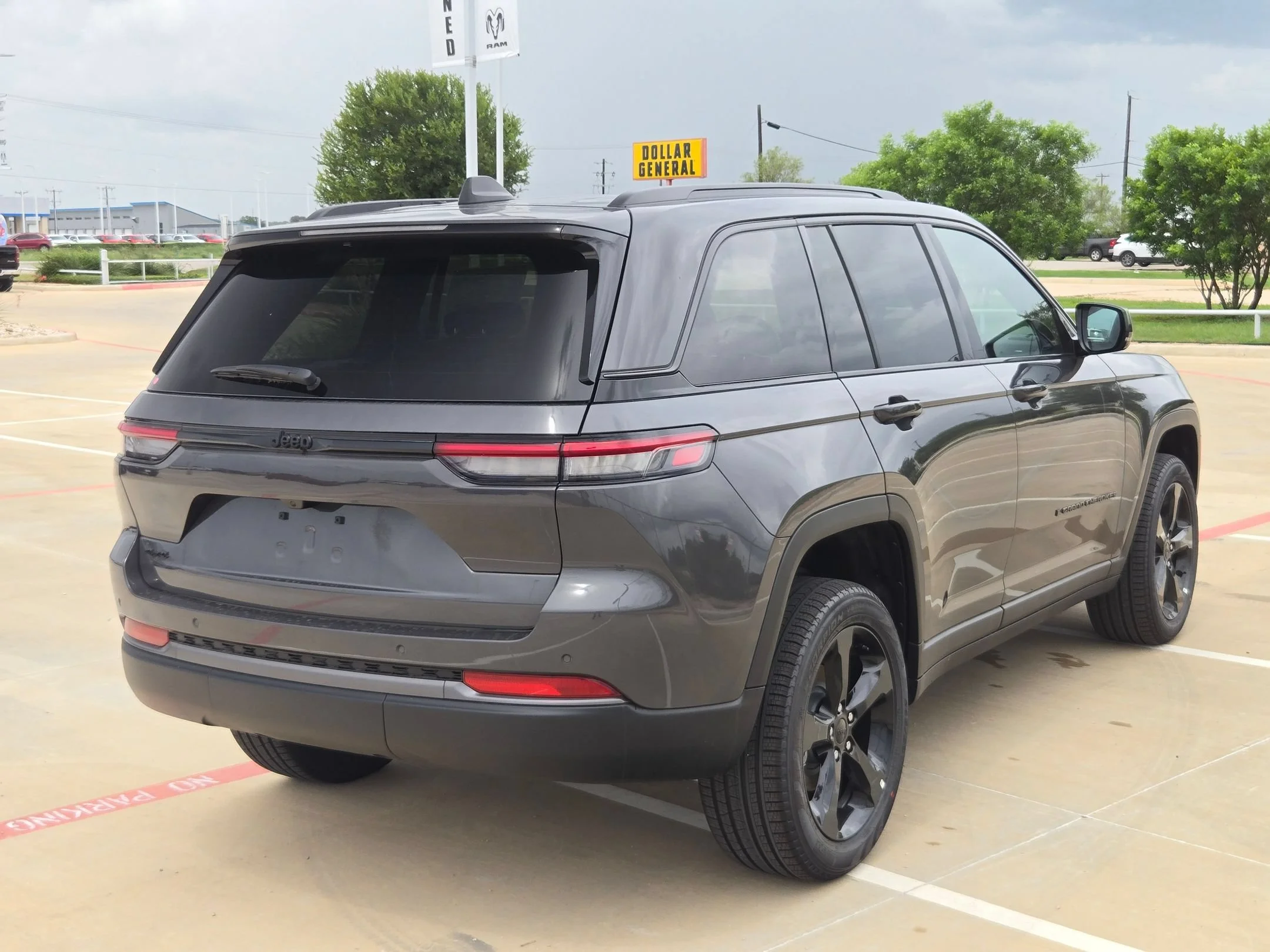 New 2026 Baltic Gray Metallic Clear-Coat Exterior Paint Jeep Limited image 3