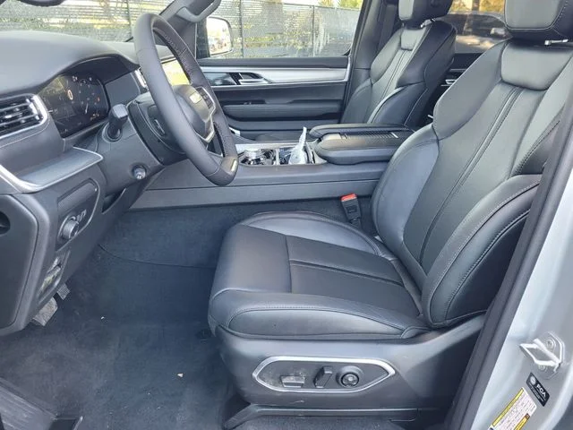 New 2026 Silver-Zynith Exterior Paint Jeep Limited Reserve image 4