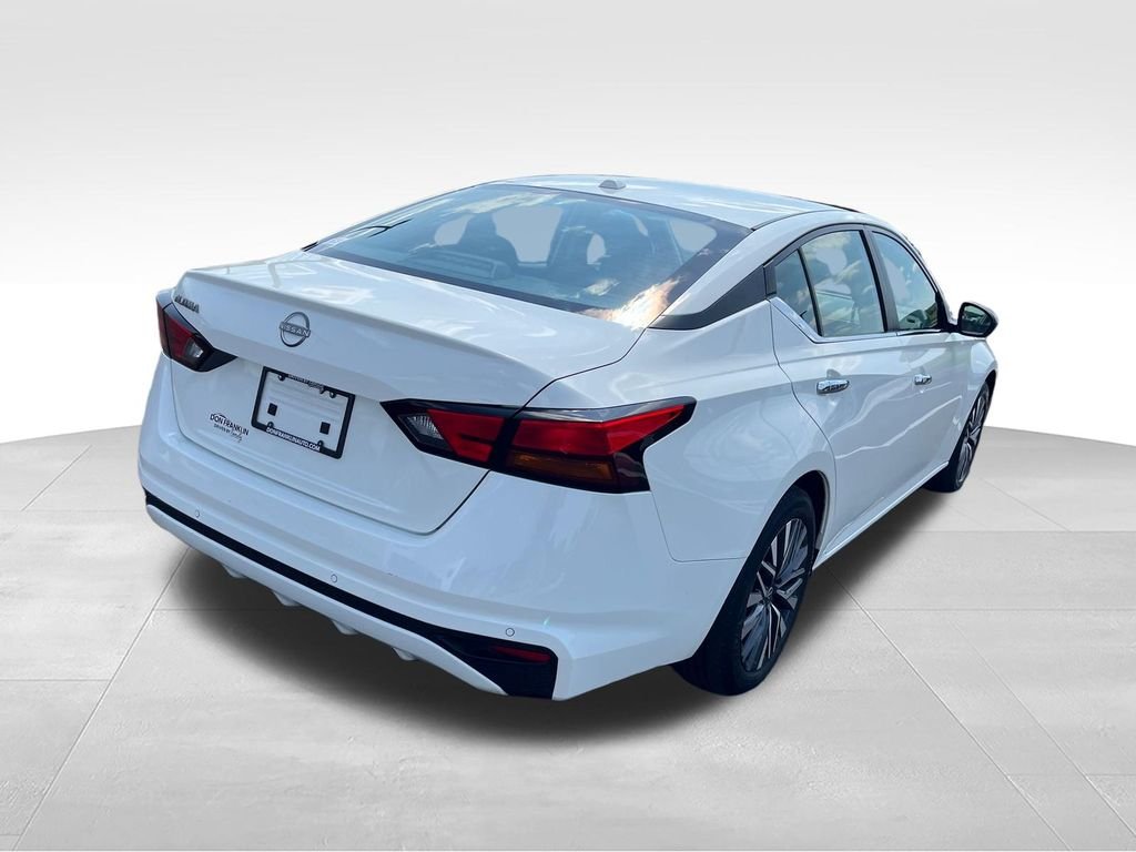 Used 2025 White Nissan 2.5 SV image 5