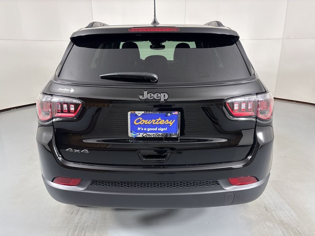 New 2026 Diamond Black Crystal Pearlcoat Jeep Latitude image 7