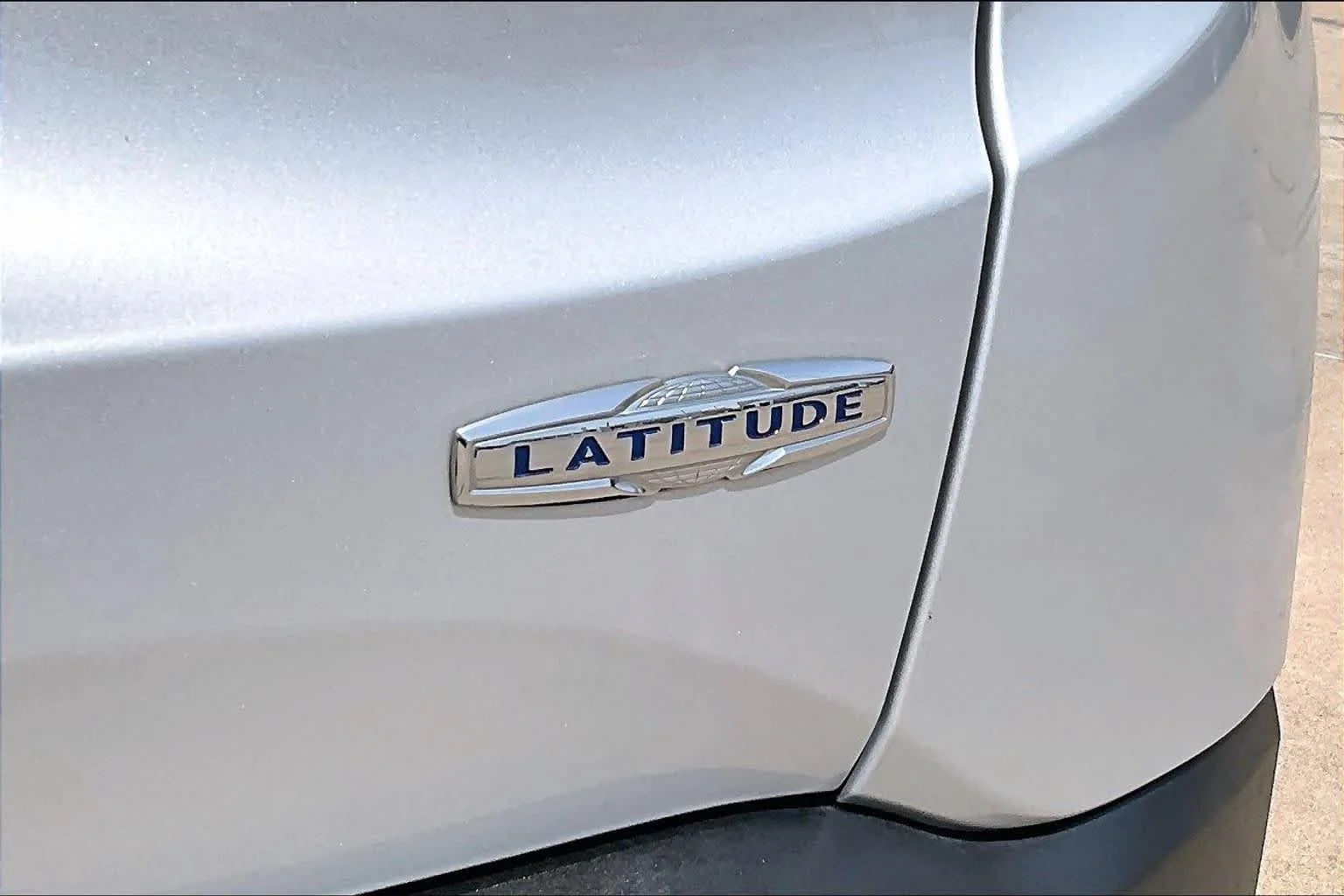 Used 2018 Glacier Metallic Jeep Latitude image 10