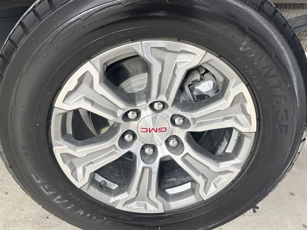 Used 2025 Silver GMC SLT image 40