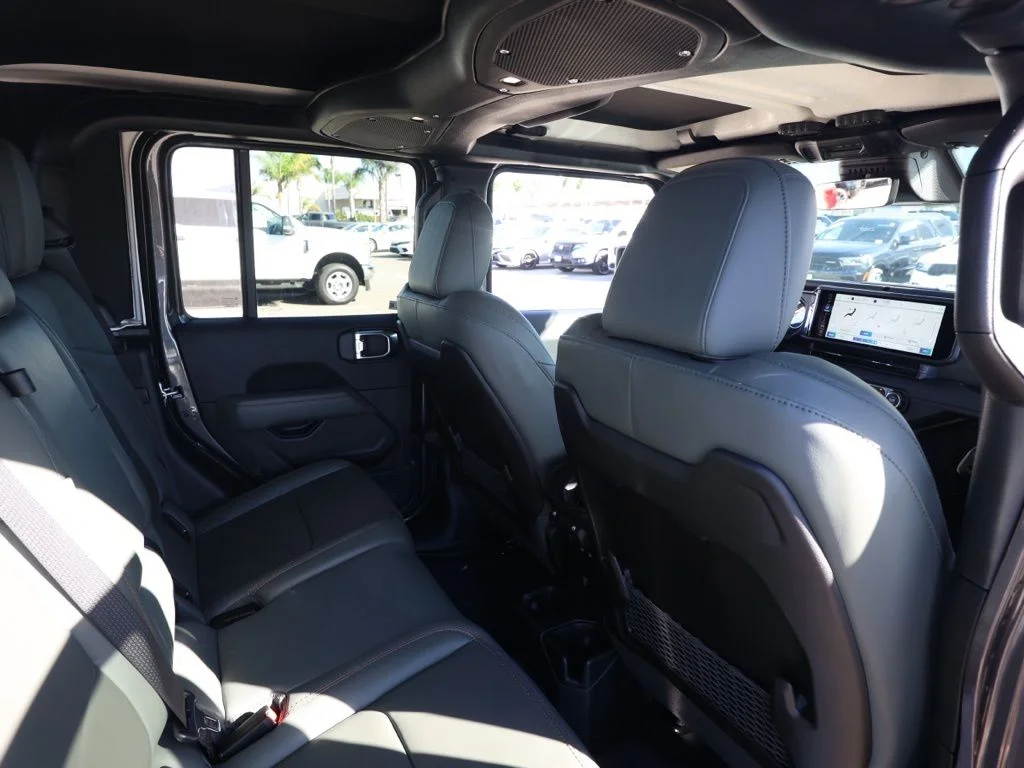 New 2026 Granite Crystal Metallic Clear-Coat Exterior Paint Jeep Mojave X image 15
