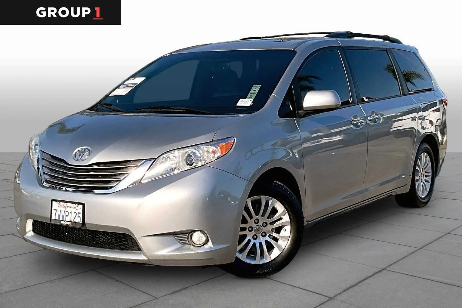 2017 Toyota Sienna XLE V6 7-Passenger Access Seat's photo