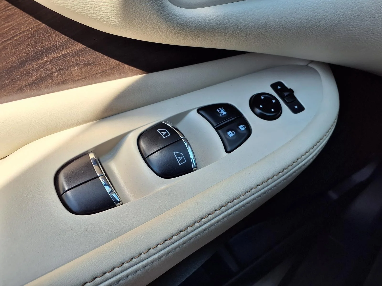 Used 2024 Pearl White Tricoat Nissan Platinum image 14