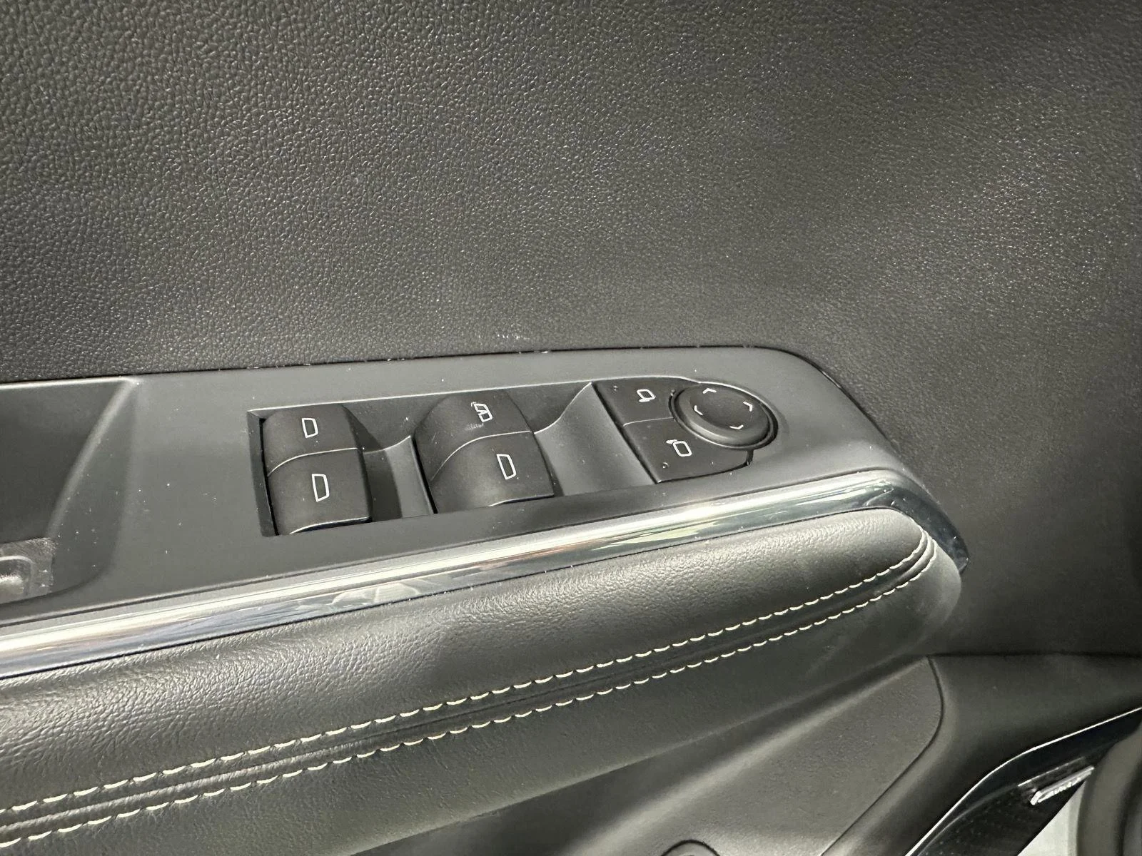 Used 2025 Sterling Metallic GMC Elevation image 23