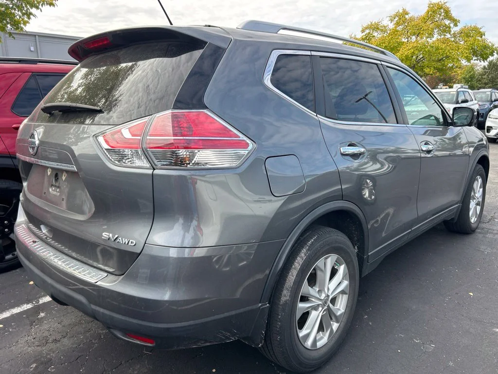 Used 2015 Gray Nissan SV image 3
