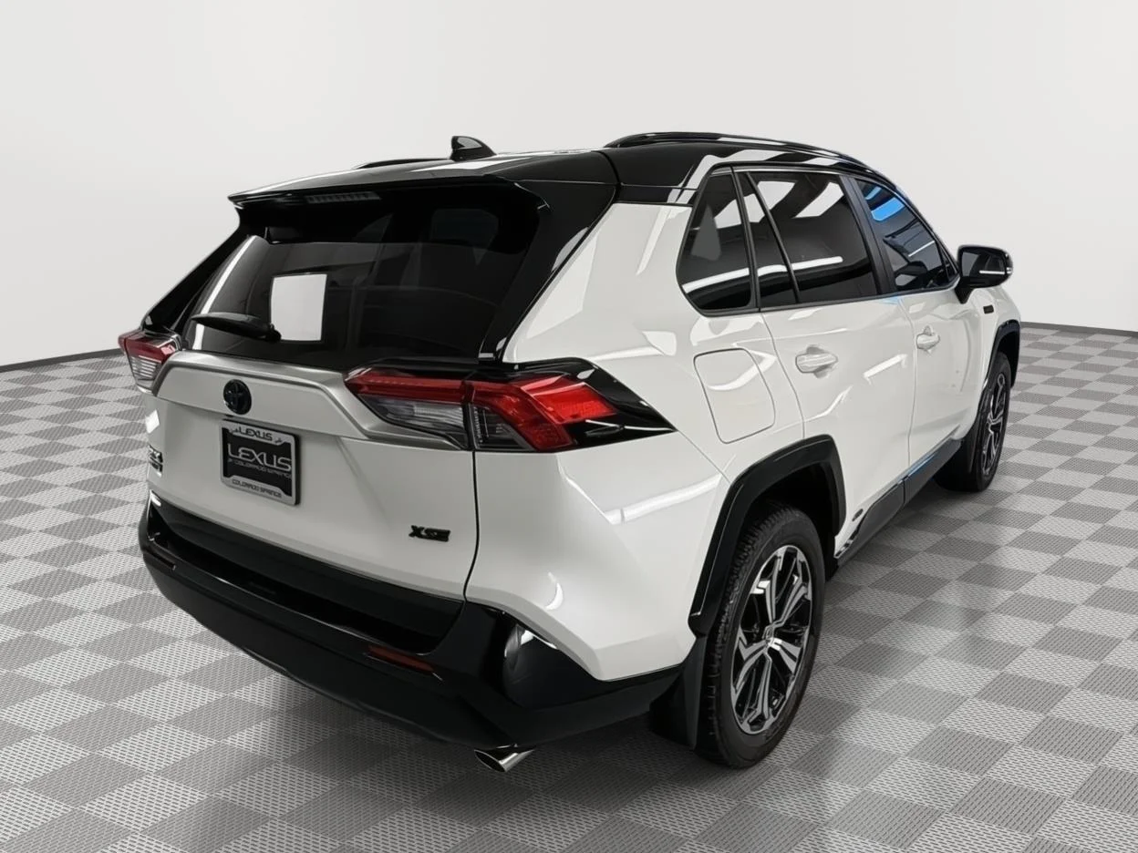 Used 2022 Blizzard Pearl w/Midnight Black Metallic Roof Toyota XSE image 6
