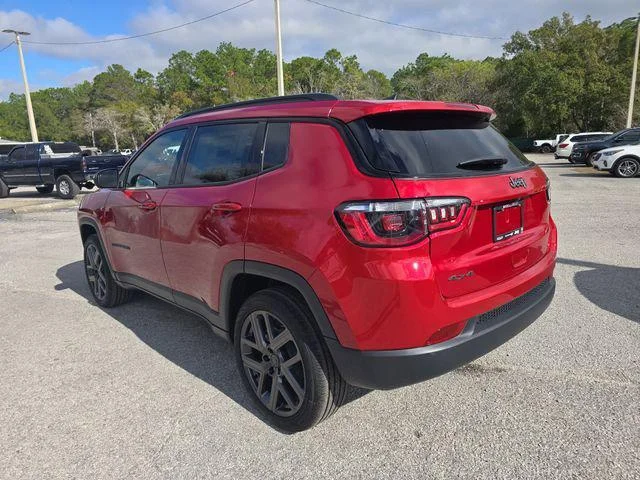 New 2026 Red Hot Pearl-Coat Exterior Paint Jeep Latitude image 4