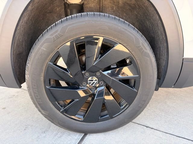Used 2024 Pure White Volkswagen 2.0T SE w/Technology image 6