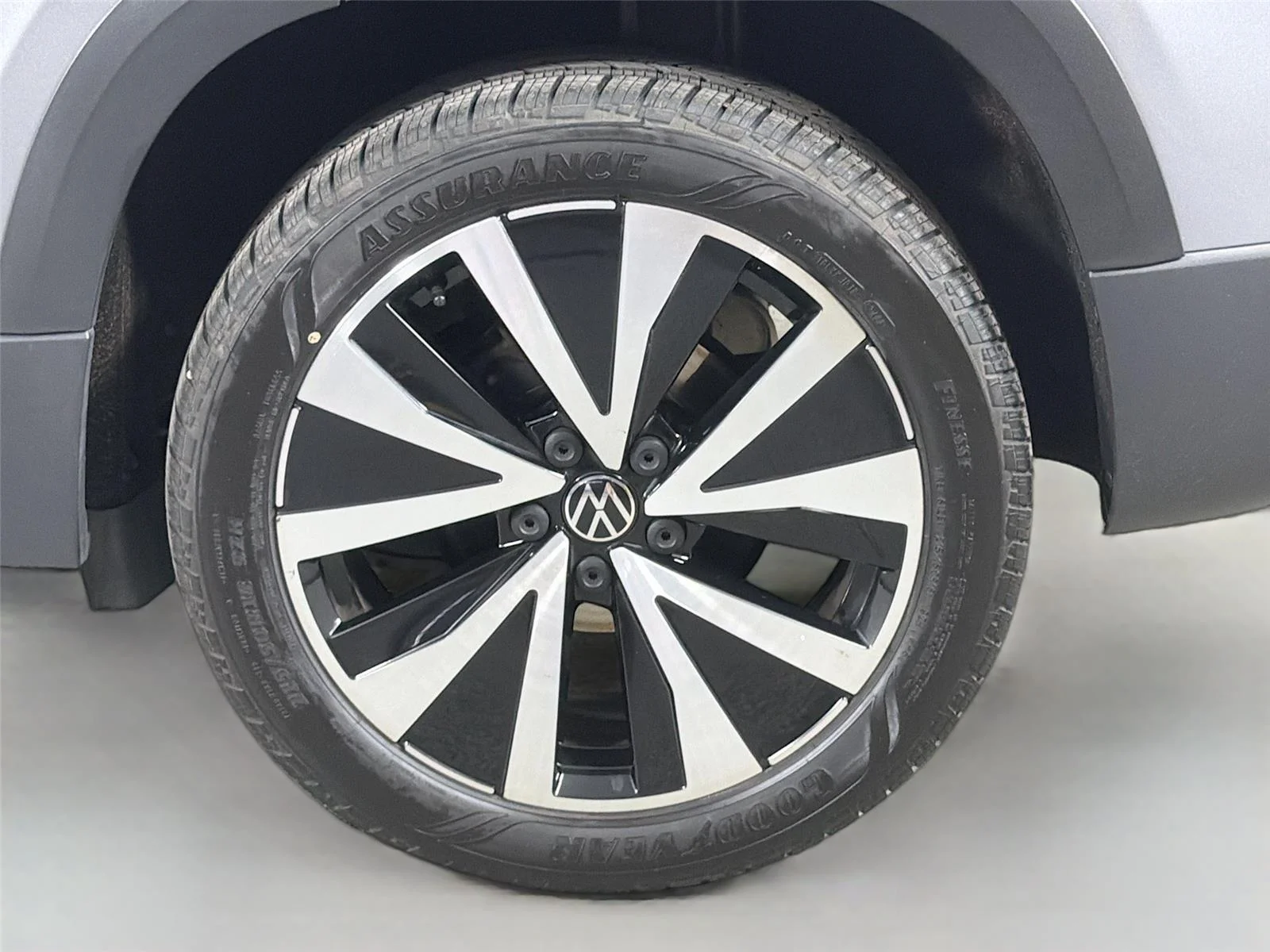 Used 2023 Pyrite Silver Metallic Volkswagen SE image 26