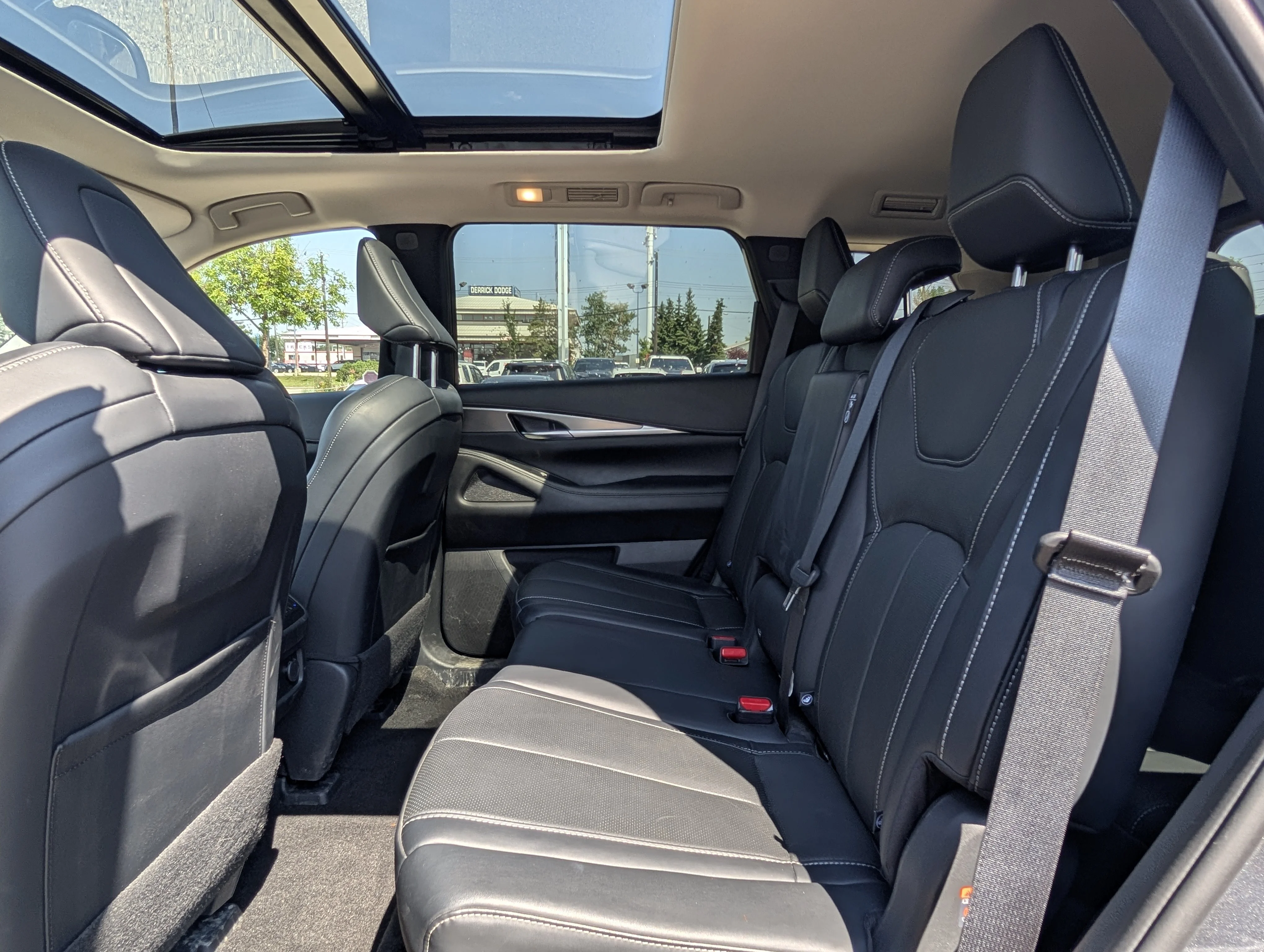 Used 2024 Glacier White INFINITI LUXE image 20