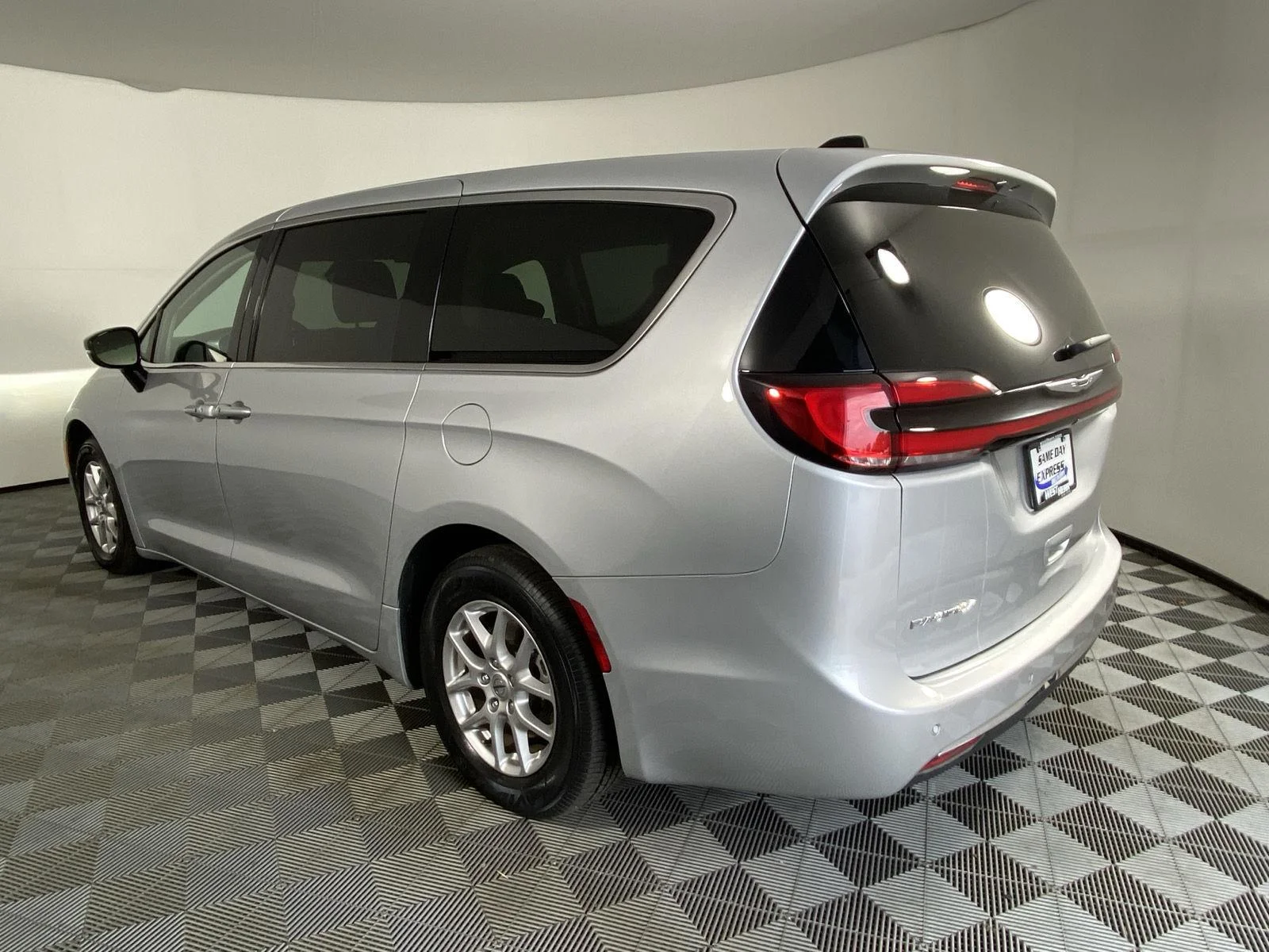 Used 2024 Silver Mist Clearcoat Chrysler Touring L image 15