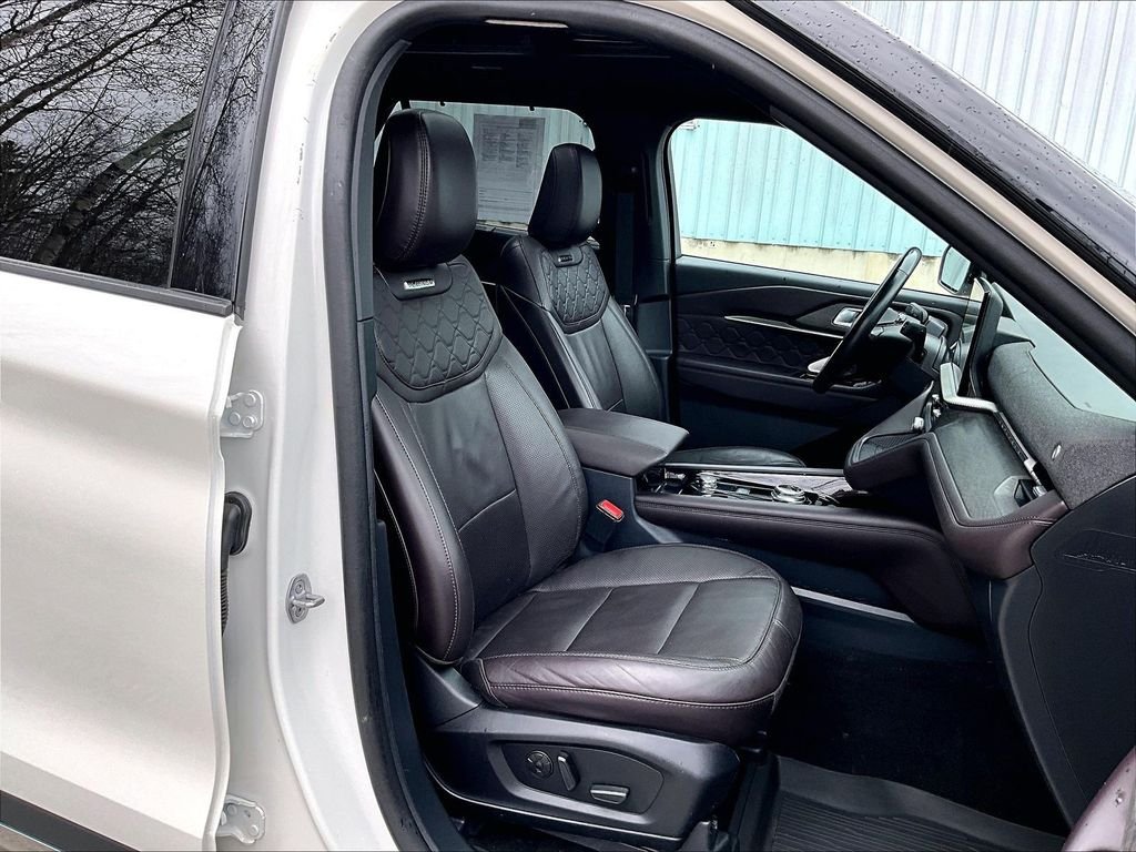 Used 2025 White Ford Platinum image 11