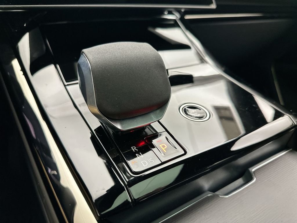 New 2026 Santorini Black Land Rover Dynamic SE image 12