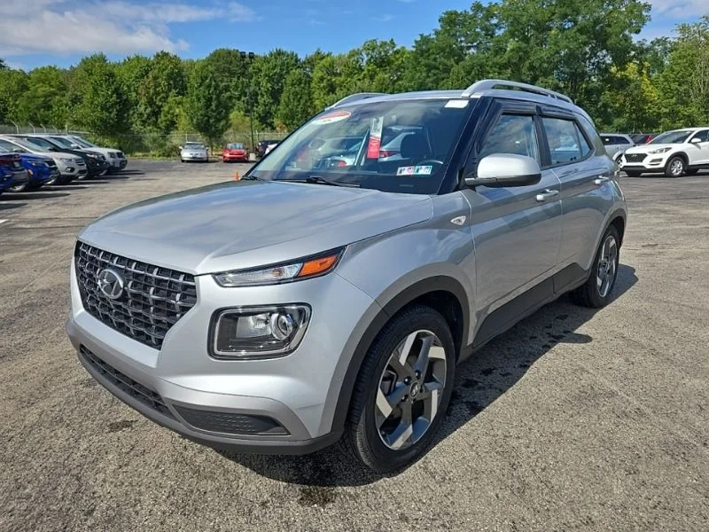 Used 2022 Silver Hyundai SEL image 3