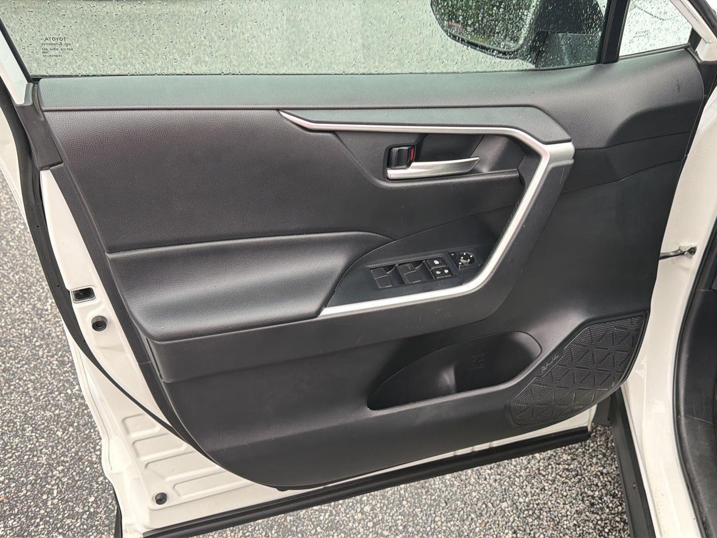 Used 2020 Super White Toyota XLE image 15