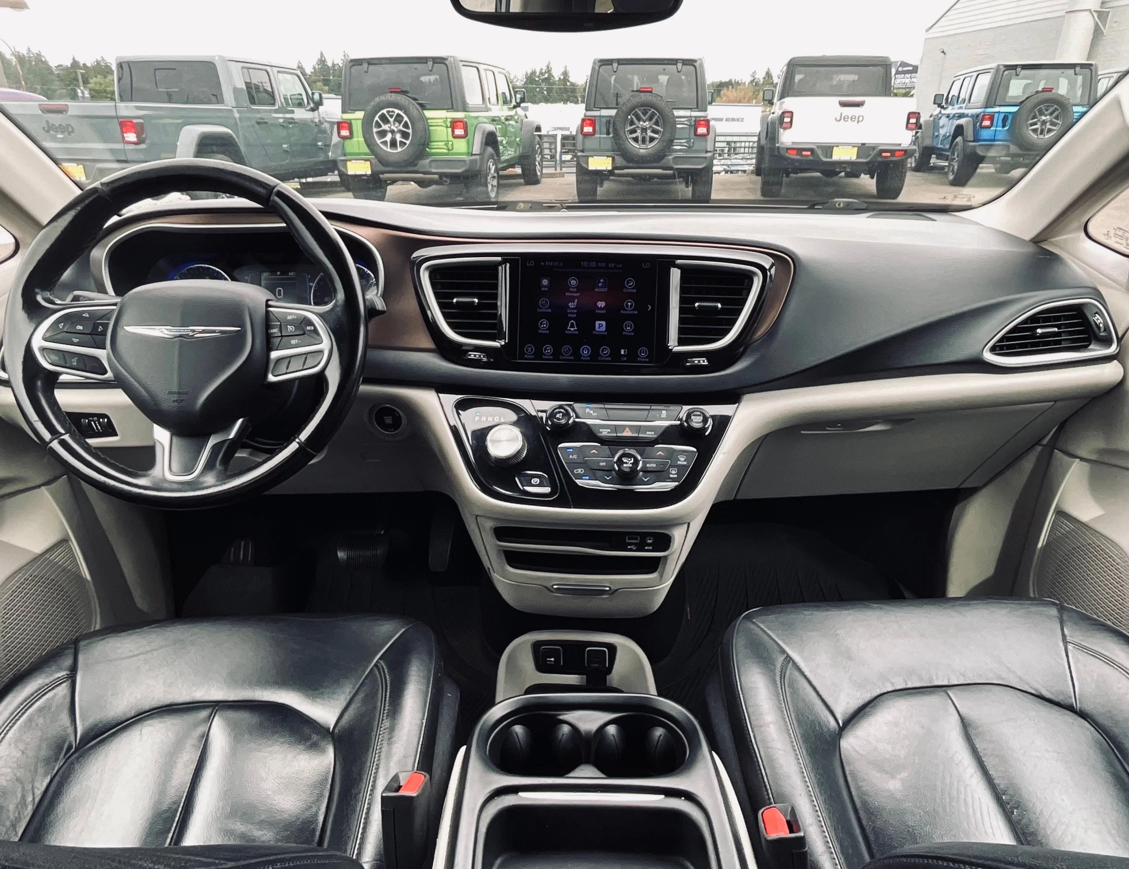 Used 2017 Silver Chrysler Touring L image 12