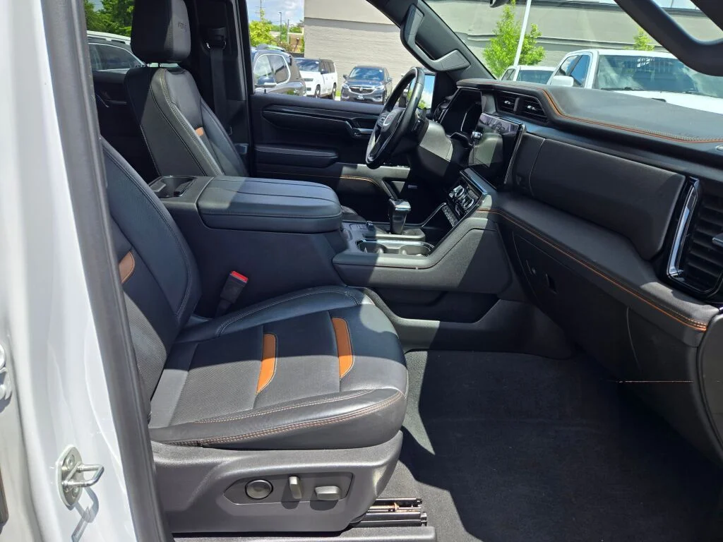 Used 2024 White GMC AT4 image 5
