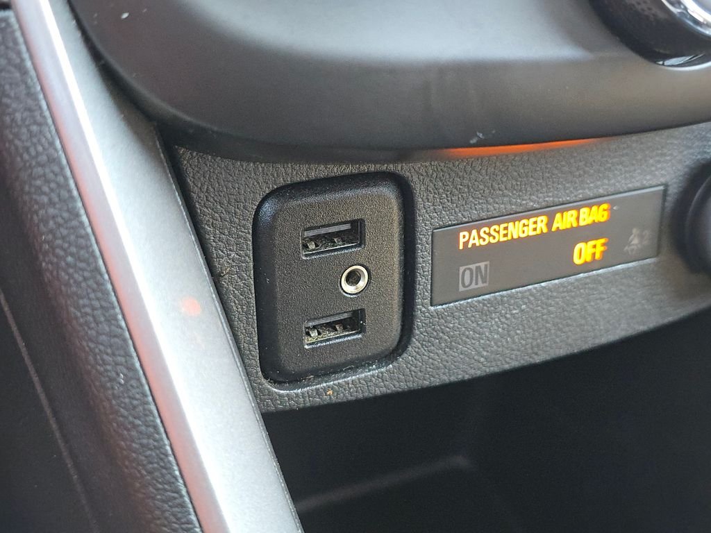 Used 2022 White Chevrolet LT image 34