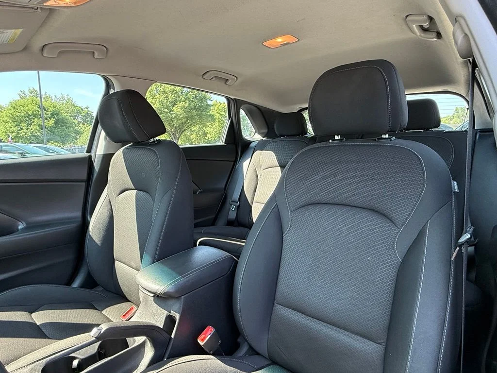 Used 2018 White Hyundai Base image 19