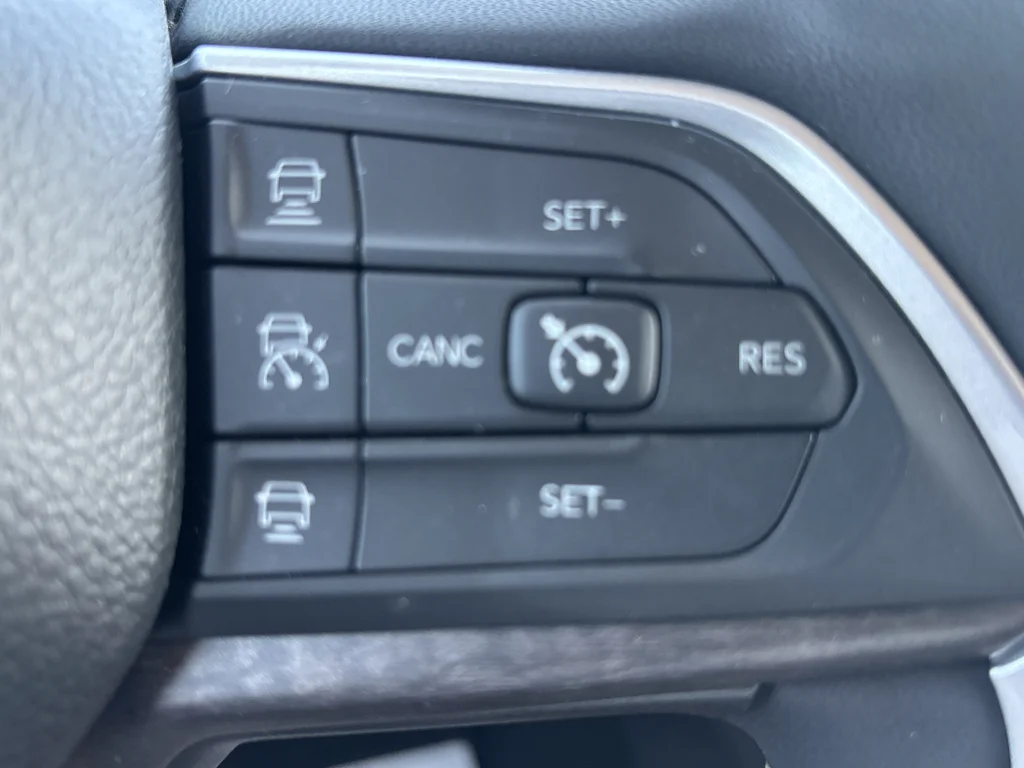 Used 2023 Diamond Black Jeep Limited image 17