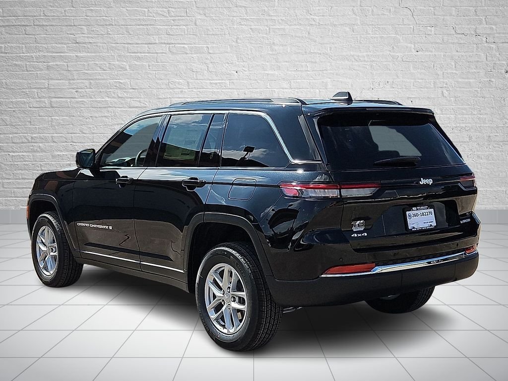 New 2026 Diamond Black Crystal Pearl-Coat Exterior Paint Jeep Laredo image 3