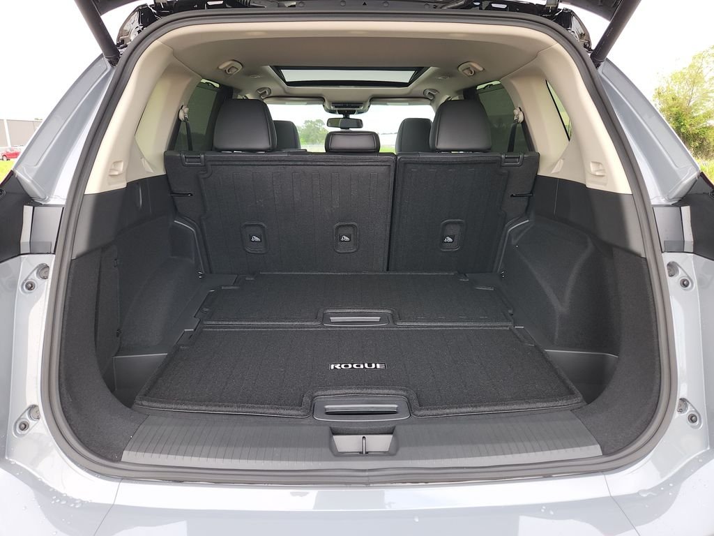 New 2026 Boulder Gray Pearl / Super Black Two-tone Nissan Platinum AWD image 9