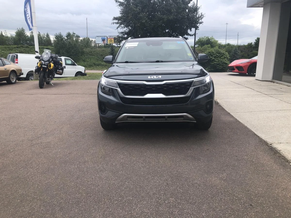 Used 2022 Grey Kia EX AWD image 4