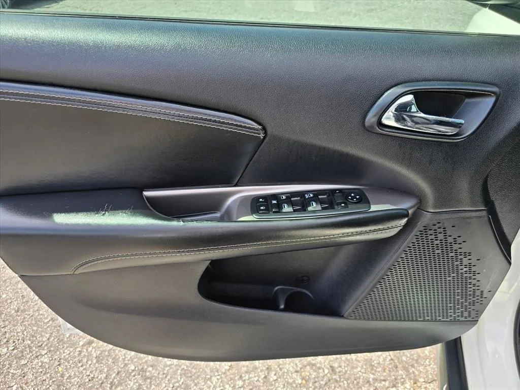 Used 2019 White Dodge Crossroad image 11