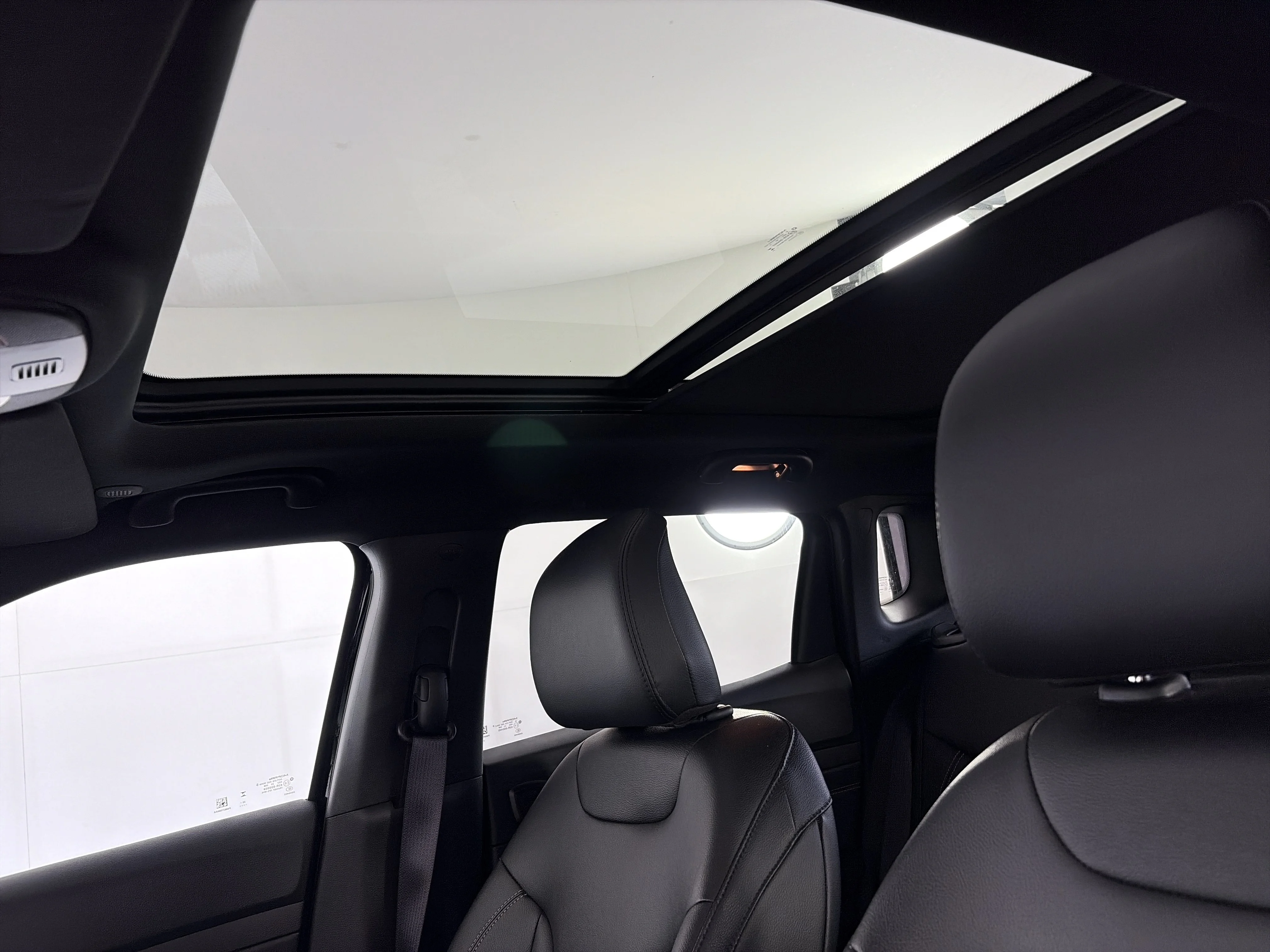 Used 2024 Diamond Black Crystal Pearlcoat Jeep Limited image 18