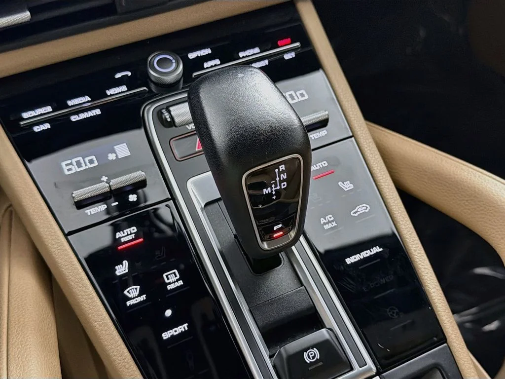 Used 2019  Porsche Base image 17