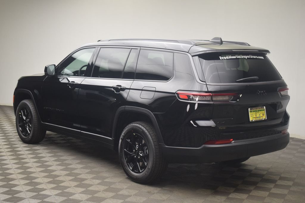 New 2026 Diamond Black Crystal Pearl-Coat Exterior Paint Jeep Altitude image 12