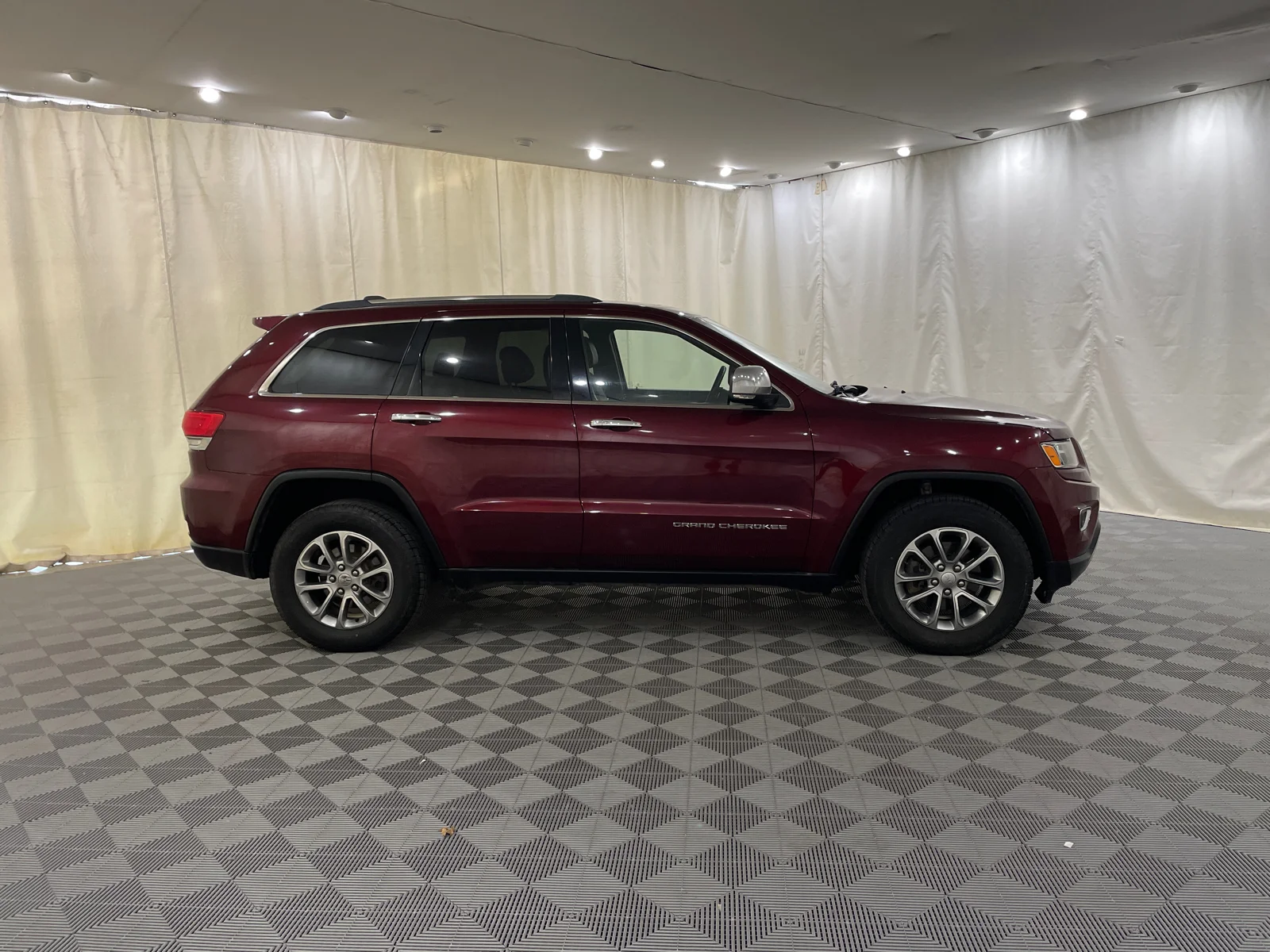 Used 2016 Velvet Red Pearlcoat Jeep Limited image 4