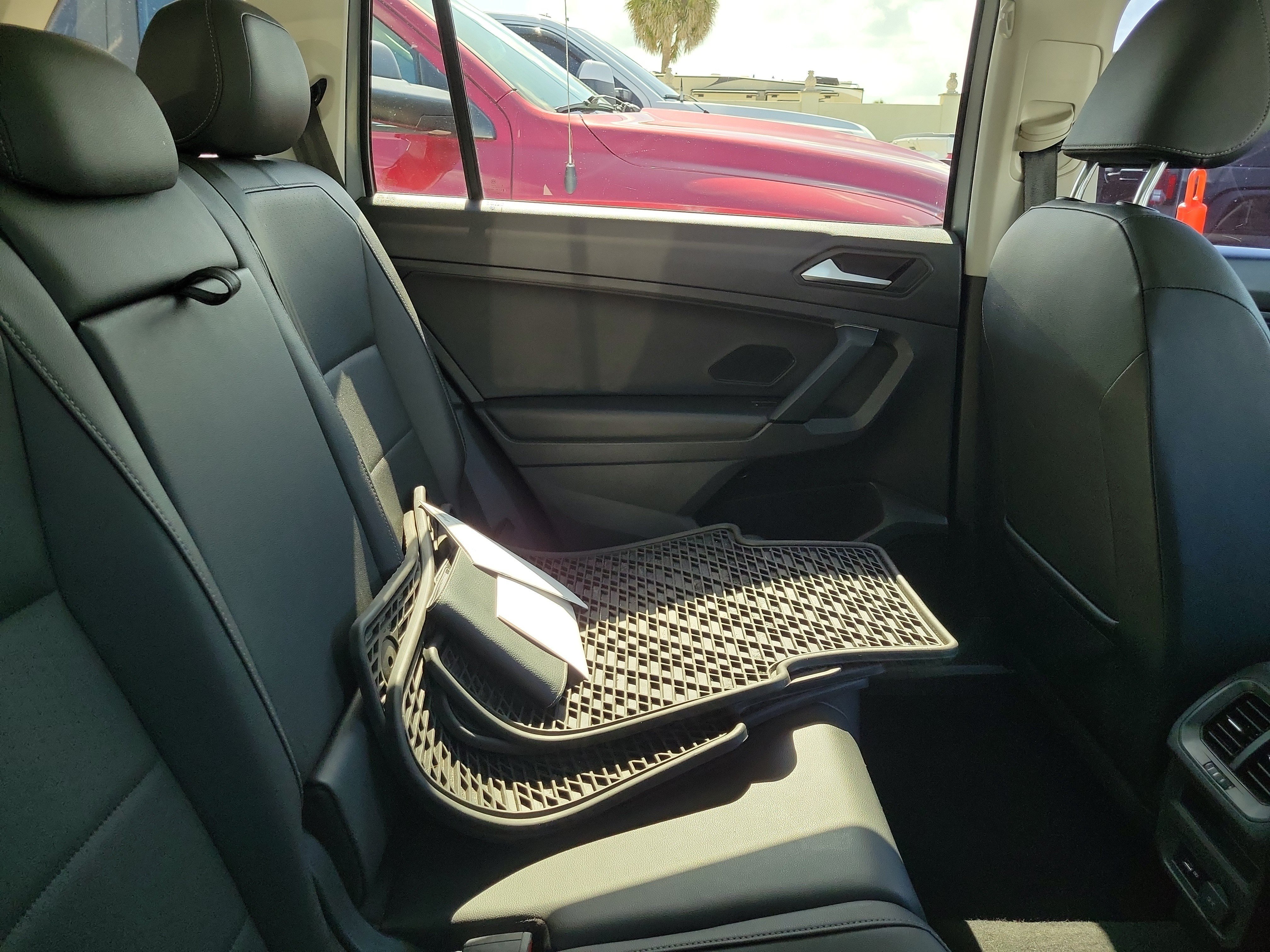 Used 2019 White Silver Metallic Volkswagen SE image 9
