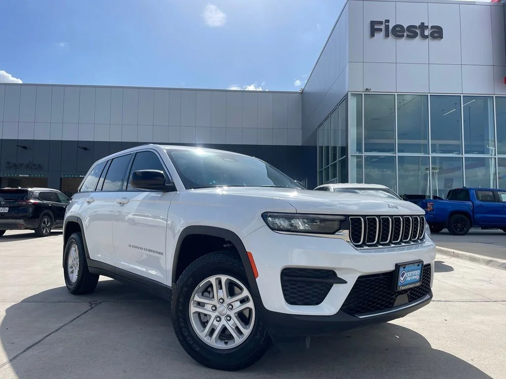 Used 2025 White Jeep Laredo image 1