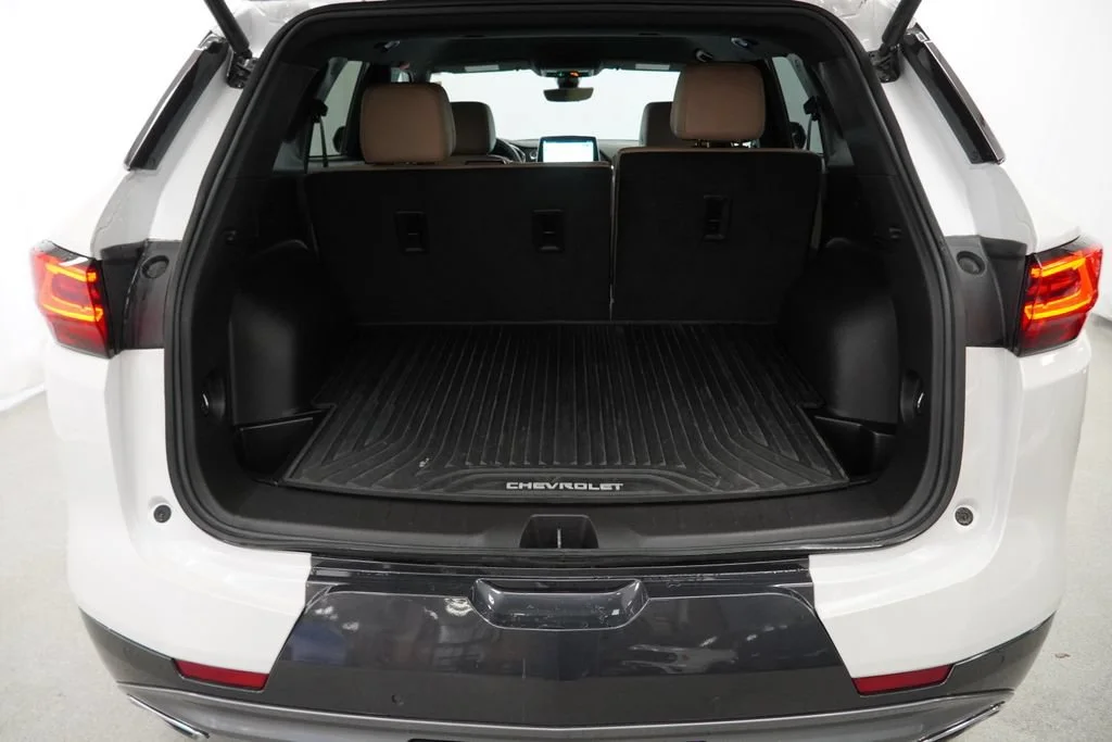 Used 2025 Iridescent Pearl Tricoat Chevrolet Premier image 25