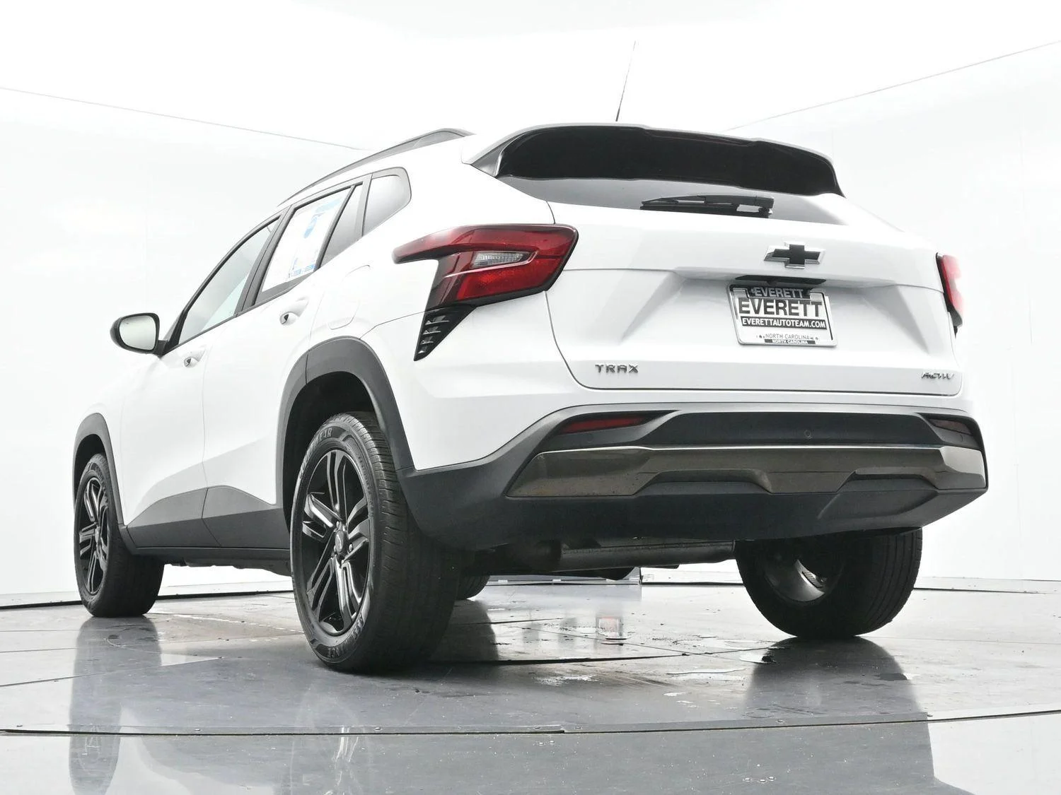 Used 2025 Summit White Chevrolet ACTIV image 46