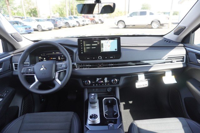 2025 Mitsubishi Outlander SE - Photo 22