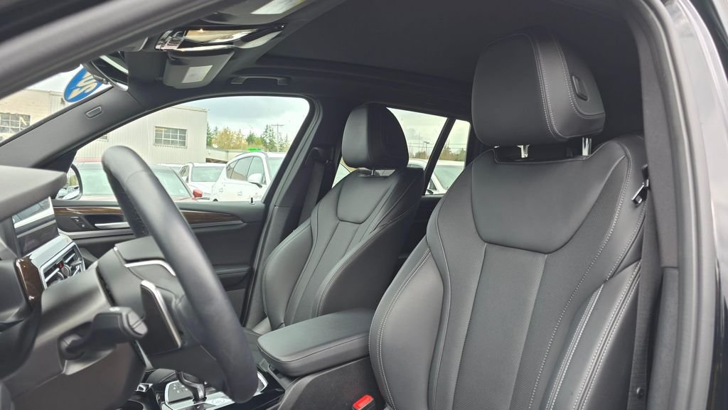 Used 2024 Black Sapphire Metallic BMW xDrive30i image 21