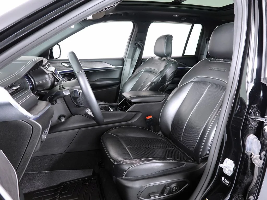 Certified Used 2022 Diamond Black Jeep Overland image 14
