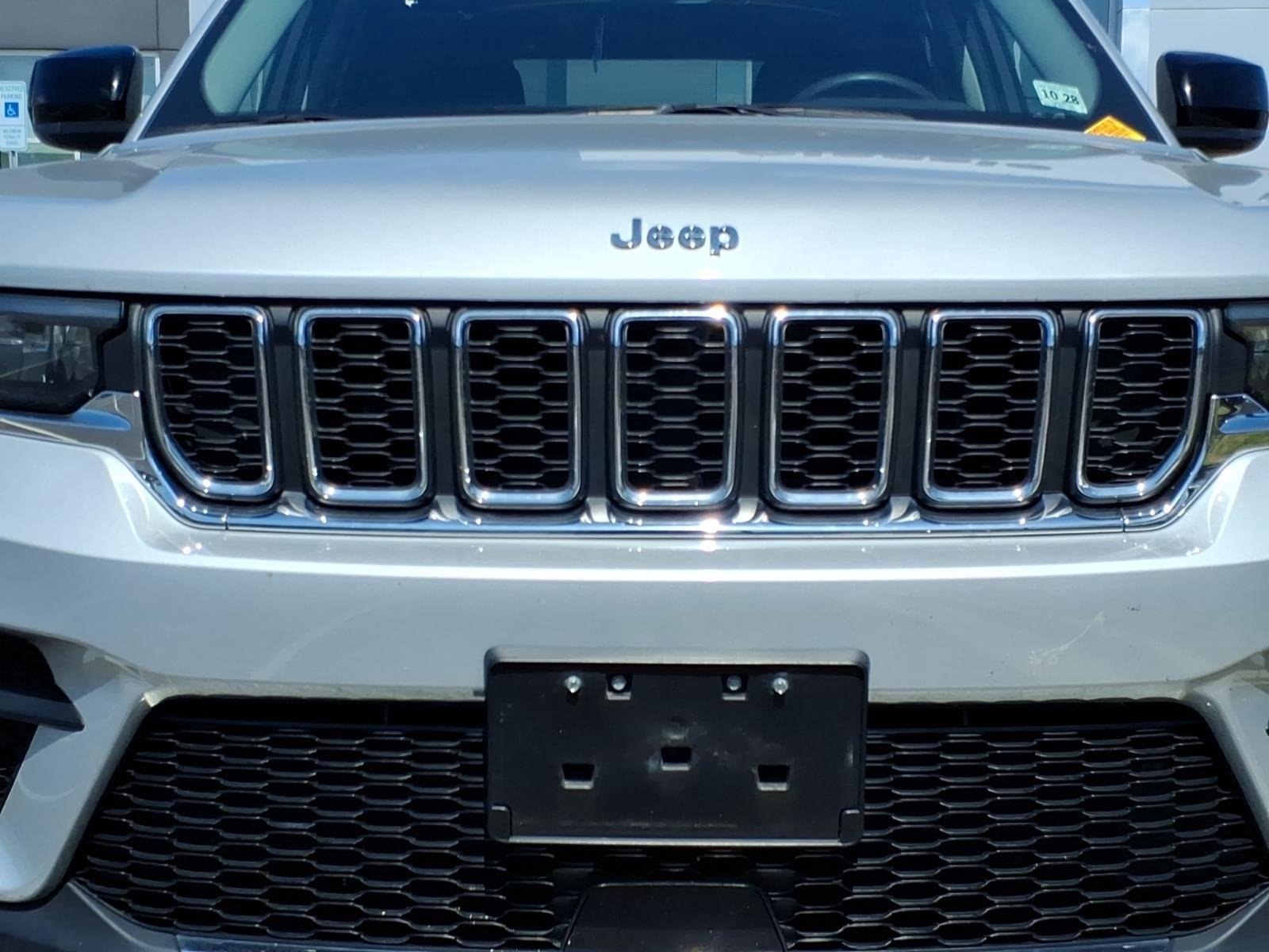 Used 2023 Silver Zynith Jeep Laredo image 5