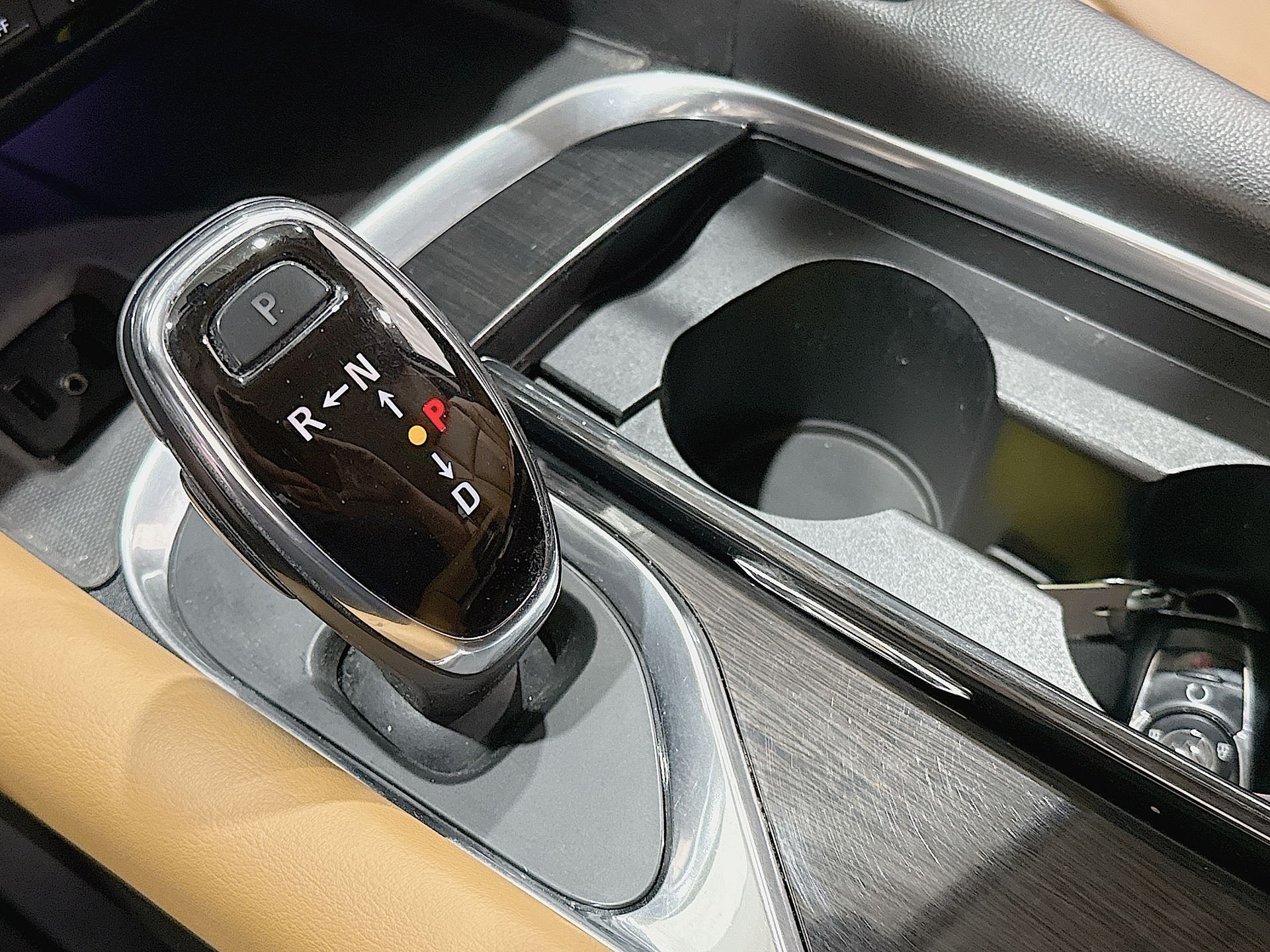 Used 2018 White Frost Tricoat Buick Essence image 16