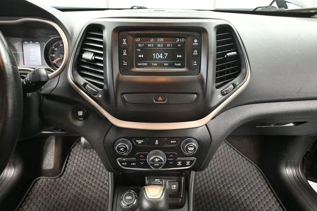 Used 2016 Gray Jeep Latitude image 30