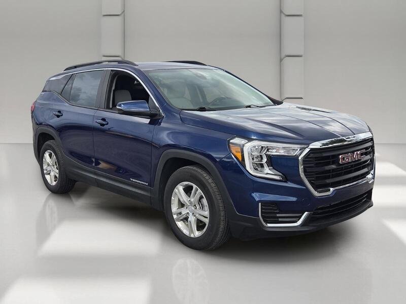 Used 2023 Marine Metallic GMC FWD 4DR SLE image 7