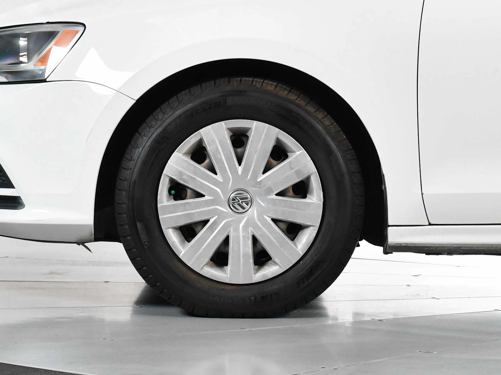 Used 2015 Pure White Volkswagen 2.0L S image 10