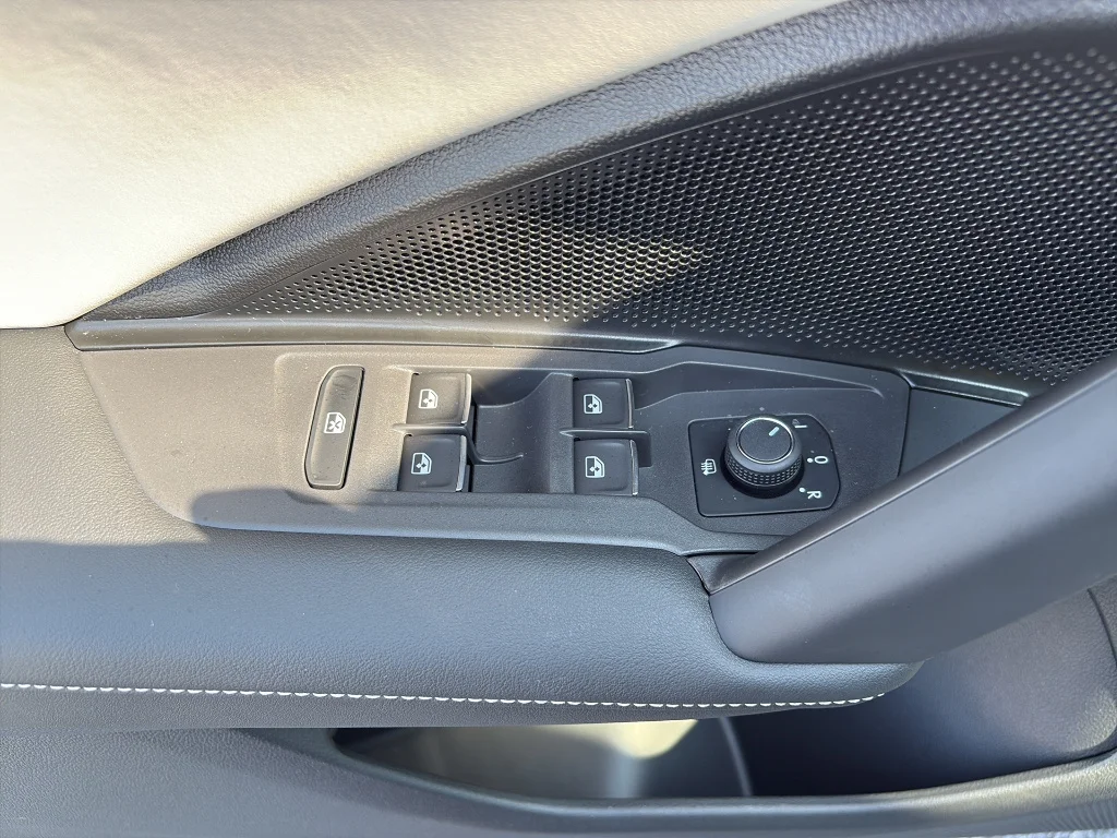 2025 Volkswagen Tiguan SE - Photo 15